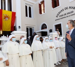 Don Felipe, junto al Gobernador de Puerto Rico, en el Convento y Casa de Salud de las Siervas de María